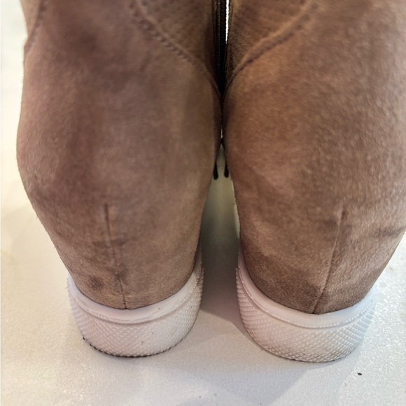 Steve Madden Tan Suede Wedge Sneakers size 10 - Picture 9 of 11